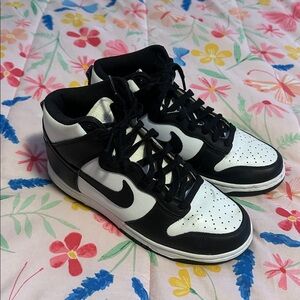 Nike Black and White Women's Sneakers (Never Worn)